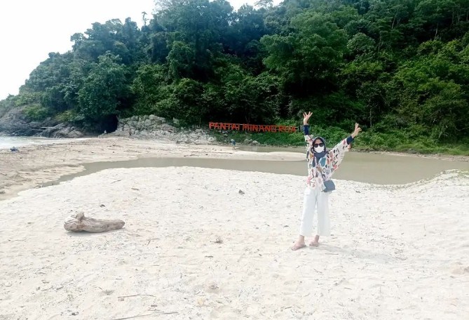 Daya Tarik di Pantai Minang Rua Daya Tarik di Pantai Minang Rua